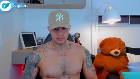 Snapshot of deymon_scott chatting on February 15, 11:36 pm JULIAN online show from February 15, 11:36 pm