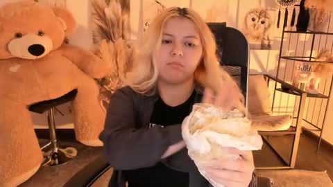 Dia online show from December 18, 7:42 pm