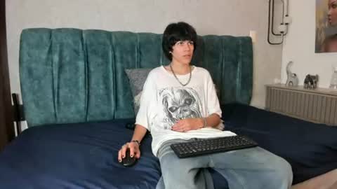 Snapshot of diamond_twink chatting on June 12, 2:05 pm diamond_twink online show from June 12, 2:05 pm