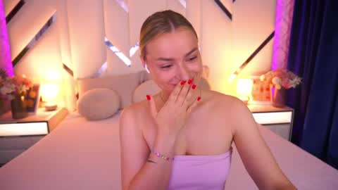 Snapshot of diana_nova chatting on June 8, 6:25 am diana_nova online show from June 8, 6:25 am