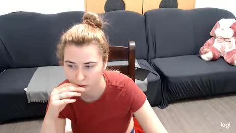 Snapshot of dianasmiey7 chatting on January 22, 9:43 pm dianasmiey7 online show from January 22, 9:43 pm