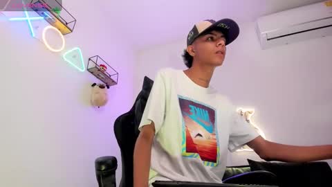 Snapshot of dikey_18 chatting on December 6, 9:02 pm dikey_18 online show from December 6, 9:02 pm