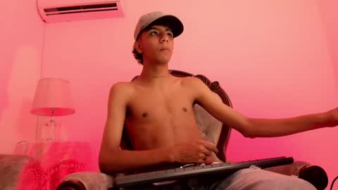 Snapshot of dikey_18 chatting on December 7, 9:00 pm dikey_18 online show from December 7, 9:00 pm