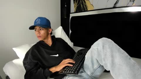 Snapshot of dikey_18 chatting on December 12, 1:21 am dikey_18 online show from December 12, 1:21 am