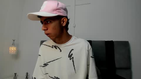 Snapshot of dikey_18 chatting on February 4, 8:38 pm dikey_18 online show from February 4, 8:38 pm