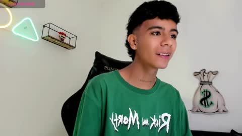 Snapshot of dikey_18 chatting on February 9, 8:34 pm dikey_18 online show from February 9, 8:34 pm