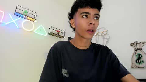 Snapshot of dikey_18 chatting on February 10, 7:28 pm dikey_18 online show from February 10, 7:28 pm