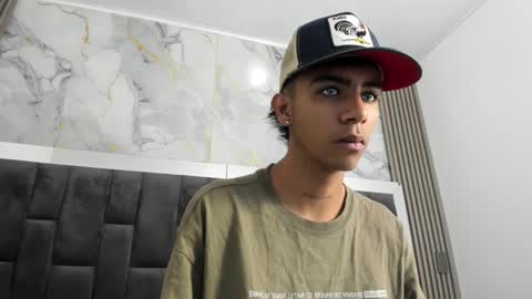 Snapshot of dikey_18 chatting on February 14, 8:37 pm dikey_18 online show from February 14, 8:37 pm