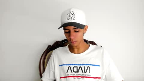 Snapshot of dikey_18 chatting on February 18, 8:25 pm dikey_18 online show from February 18, 8:25 pm