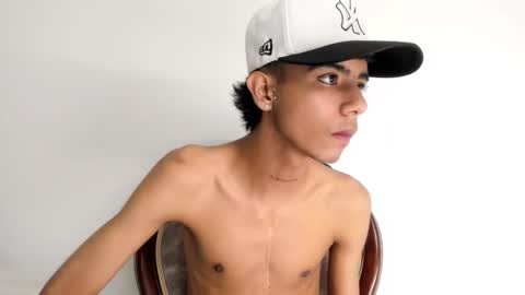 Snapshot of dikey_18 chatting on February 19, 12:25 am dikey_18 online show from February 19, 12:25 am