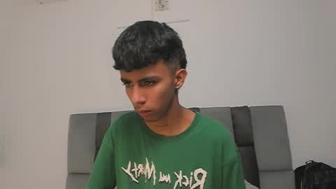 Snapshot of dikey_18 chatting on February 26, 8:44 pm dikey_18 online show from February 26, 8:44 pm