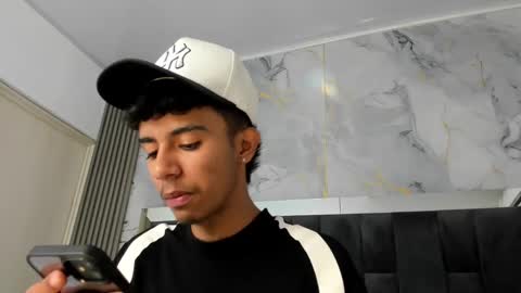 Snapshot of dikey_18 chatting on March 7, 9:06 pm dikey_18 online show from March 7, 9:06 pm