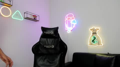 Snapshot of dikey_18 chatting on March 10, 8:23 pm dikey_18 online show from March 10, 8:23 pm