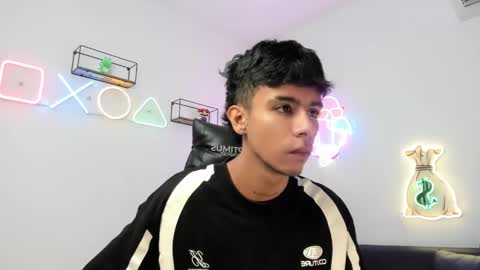 Snapshot of dikey_18 chatting on March 10, 11:27 pm dikey_18 online show from March 10, 11:27 pm