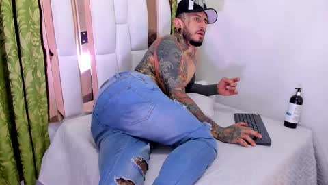 dilan_scootk_ online show from October 30, 6:41 pm