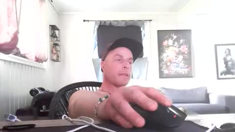 Snapshot of dirkdigglerofficial chatting on May 29, 4:32 am dirkdigglerofficial online show from May 29, 4:32 am