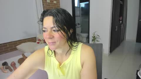 Snapshot of disneey2888 chatting on June 25, 11:59 am disneey2888 online show from June 25, 11:59 am