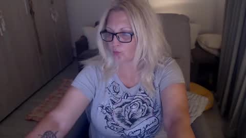 Snapshot of divineblond chatting on May 25, 7:20 pm Alexxa online show from May 25, 7:20 pm