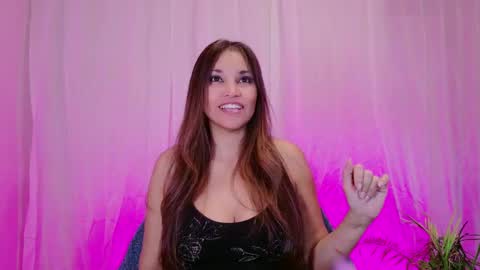 Snapshot of divinelynn chatting on January 19, 6:53 pm DivineLynn online show from January 19, 6:53 pm