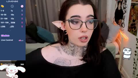 dixipixi_ online show from January 4, 8:39 am