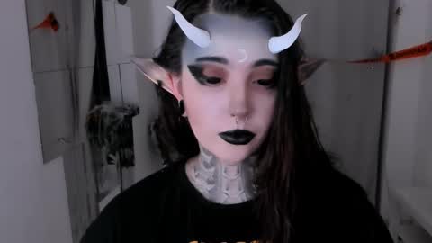 dixipixi_ online show from October 26, 5:57 am