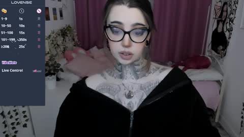 dixipixi_ online show from April 4, 5:38 am