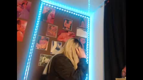 doeschi_fox online show from April 22, 3:20 am