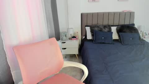 doll_oriana online show from December 9, 6:25 pm