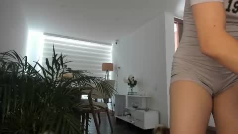 Snapshot of doll_oriana chatting on June 19, 9:07 pm doll_oriana online show from June 19, 9:07 pm