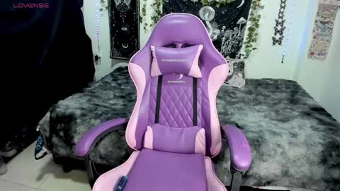 dolly_bones online show from October 1, 11:55 pm