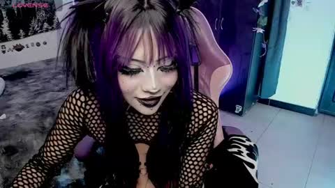 Snapshot of dolly_bones chatting on June 21, 6:27 am dolly_bones online show from June 21, 6:27 am