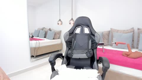 Snapshot of dolly_walker chatting on February 2, 2:45 pm dolly walker online show from February 2, 2:45 pm