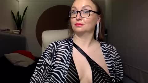 DOM MUMMY online show from November 5, 6:02 am