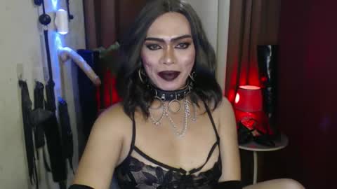 Snapshot of dominantrix_diannaxxx chatting on April 18, 6:34 pm diana online show from April 18, 6:34 pm