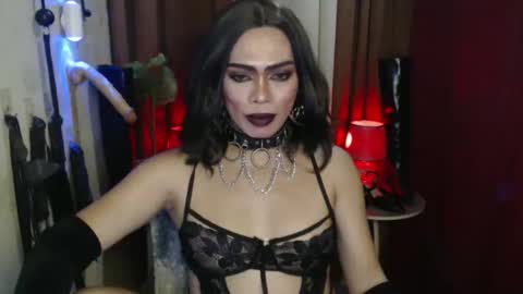 Snapshot of dominantrix_diannaxxx chatting on April 18, 7:07 pm diana online show from April 18, 7:07 pm