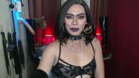 Snapshot of dominantrix_diannaxxx chatting on April 22, 3:53 am diana online show from April 22, 3:53 am