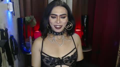 Snapshot of dominantrix_diannaxxx chatting on May 3, 6:41 am diana online show from May 3, 6:41 am