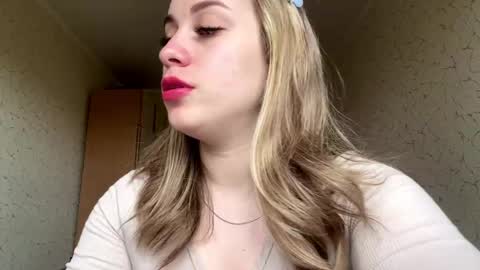 Mia online show from April 20, 8:06 am
