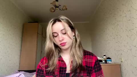 Mia online show from May 19, 7:15 am