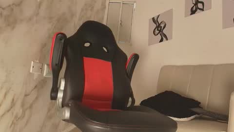 Snapshot of dominic__brown chatting on February 4, 10:36 pm Dominic online show from February 4, 10:36 pm