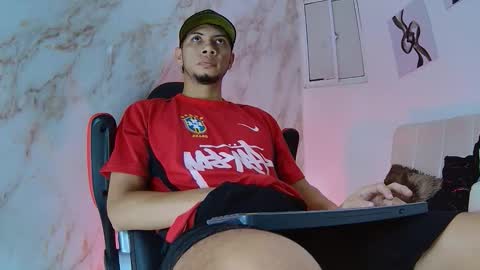 Snapshot of dominic__brown chatting on February 15, 8:24 am Dominic online show from February 15, 8:24 am