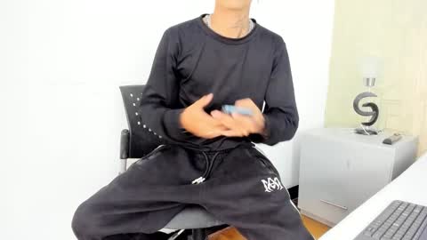 Snapshot of dominic_foox chatting on February 2, 1:21 pm Dominic foox online show from February 2, 1:21 pm