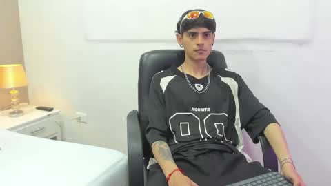 Snapshot of dominic_foox chatting on February 7, 12:53 pm Dominic foox online show from February 7, 12:53 pm