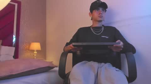 Snapshot of dominic_foox chatting on February 24, 1:31 pm Dominic foox online show from February 24, 1:31 pm