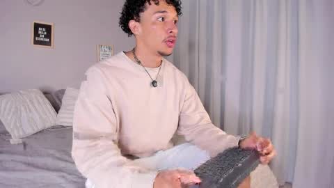 Snapshot of dominik_drake chatting on April 7, 12:27 pm Dominik Drake online show from April 7, 12:27 pm