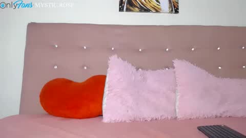 Snapshot of dominika_angel chatting on October 1, 12:27 am online show from October 1, 12:27 am