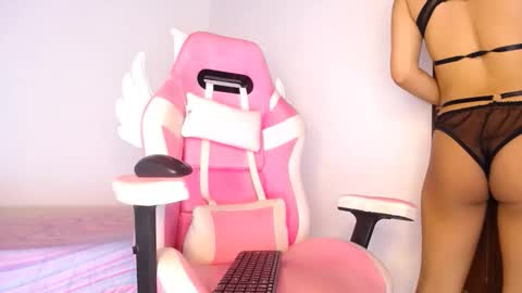Snapshot of dominika_angel chatting on October 20, 1:06 am online show from October 20, 1:06 am