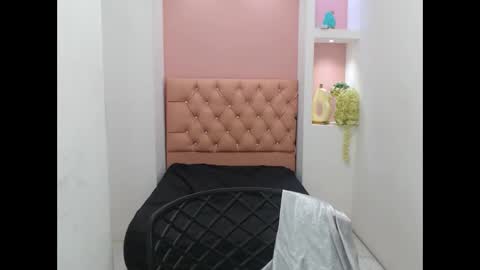 dona_tella online show from September 12, 8:42 pm