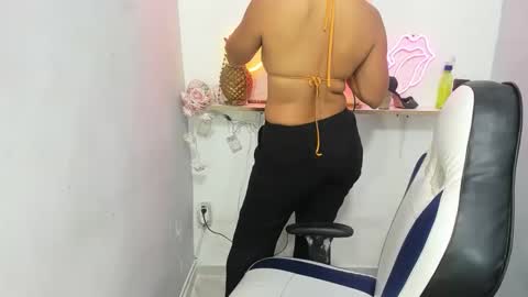 Snapshot of dona_tella chatting on May 26, 10:44 am dona_tella online show from May 26, 10:44 am