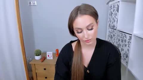 Snapshot of donnasensual chatting on December 19, 5:42 pm DonnaSensual online show from December 19, 5:42 pm